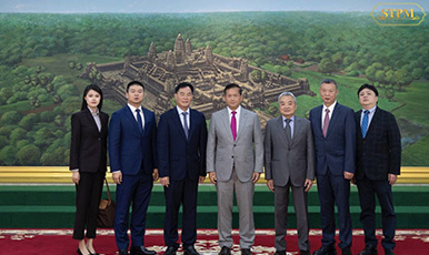 柬埔寨首相洪瑪奈會(huì)見金茂源環(huán)保集團(tuán)董事會(huì)主席張梁洪，展望中柬綠色產(chǎn)業(yè)合作